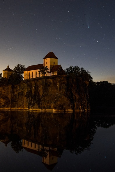Komet Neowise am 23.7.2020 über der Bergkirche Beucha, aufgenommen mit Nikon D7500 und Sigma 4/24-105mm Spiegelung Bergkirche Beucha mit Neowise.jpg