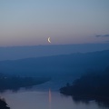 abnehmender Mond über der Elbe