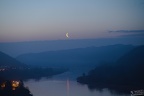 abnehmender Mond über der Elbe